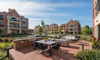 Outside patio with grilling station and lounge - Kelmscott Park Apartments
